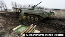 Участник российских гибридных формирований на военных учениях под оккупированной Горловкой в январе 2021 года