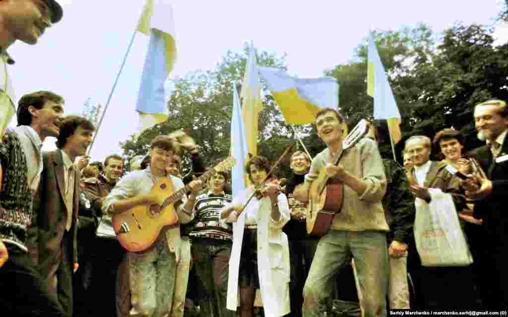 На одному із пісенних майданчиків неподалік від стадіону, де проходив перший фестиваль «Червона рута». «Фестиваль запалив іскру незалежності» – це слова поета і видавця Івана Малковича