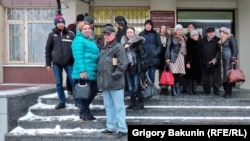Гражданские активисты, пришедшие поддержать товарищей к зданию суда, Ростов, 22 января 2018