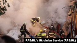 Рятувальна операція у Києві на місці влучання російської ракети у житловий будинок. 28 серпня 2025 року