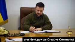 Президент Володимир Зеленський вніс цей законопроєкт до парламенту 22 лютого, а вже наступного дня депутати його схвалили