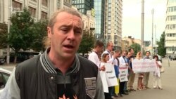 Під КСУ вдруге пікетують на захист державної української мови (відео) Під КСУ вдруге пікетують на захист державної української мови (відео)