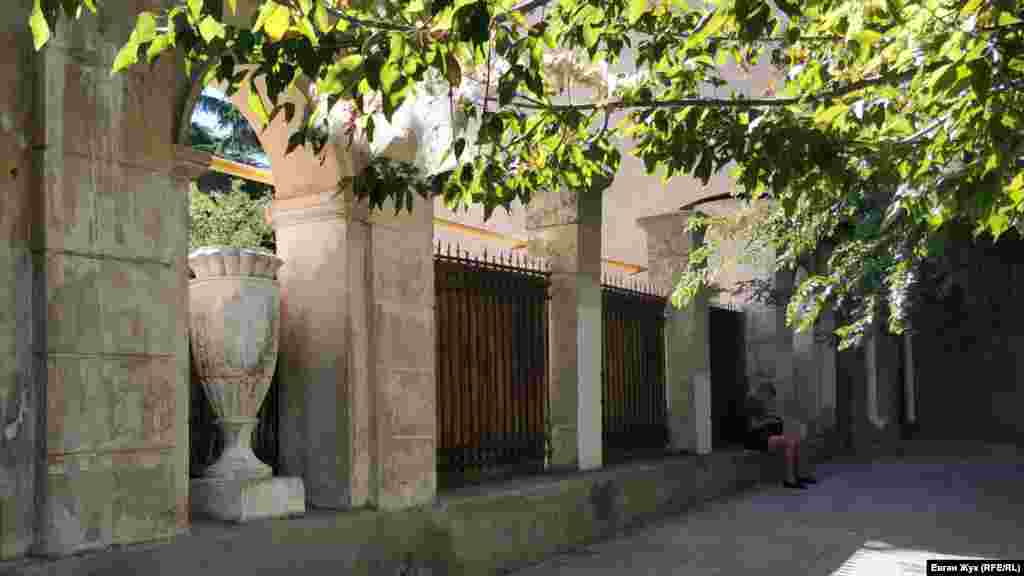 Ворота у двір між будинками №3 та №5 – ще одна незвичайність. Подібних багато на вулиці Великій Морській: із колонами-пропилеями, потужною хвірткою. В аркових отворах колись теж стояли амфори. Зараз їх немає, як і самих воріт. Двір виявився незвично красивий, зі старими ліванськими кедрами та кипарисами. А в центрі – фонтан, хоча і не працює