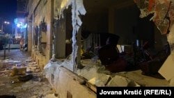 Protestuesit kundër Qeverisë shkatërrojnë zyrat e Partisë Progresive Serbe në Novi Sad.