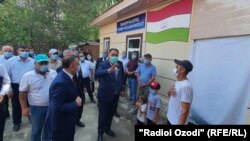 Раҷаббой Аҳмадзода, раиси вилояти Суғд дар маросими тақдими хонаҳои навсохт