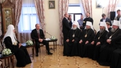 Києво-Печерська лавра, 27 липня 2013 року. Московський патріарх Кирило (ліворуч), президент Росії Володимир Путін (другий зліва), а напроти учасники синоду УПЦ (Московського патріархату), серед яких митрополит Онуфрій (другий справа)