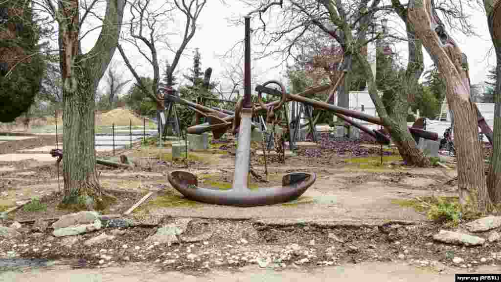 Выставка якорей с русских и английских военных кораблей у здания Панорамы «Обороны Севастополя в 1854-1855 годах»