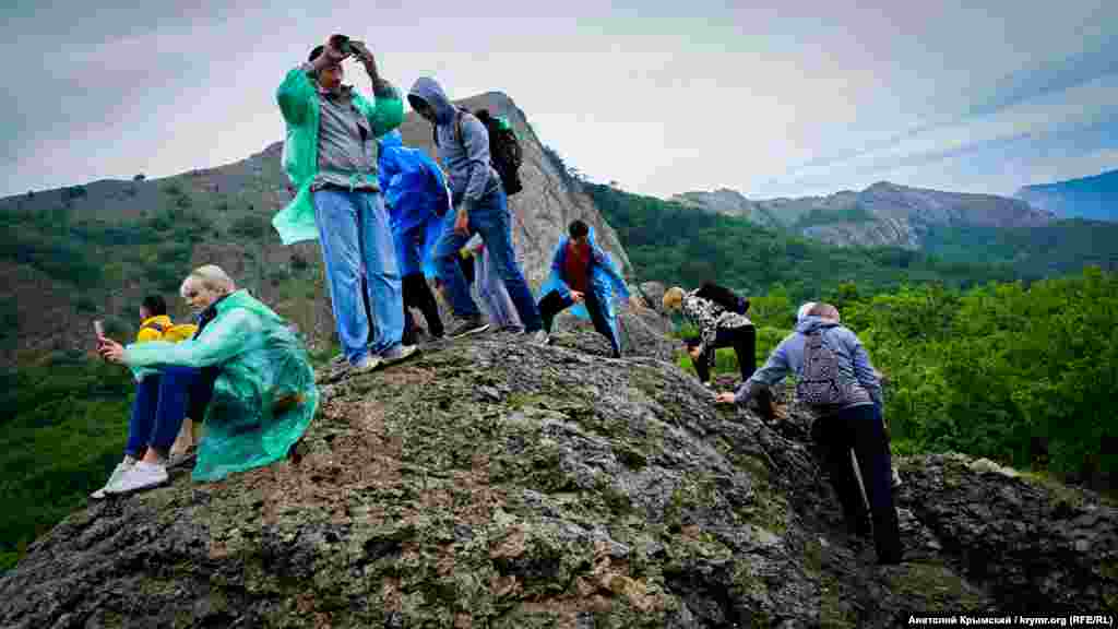 Масивна брила в центрі, на яку підіймаються туристи, служить вівтарем «Храму сонця»