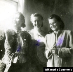 Зв'язкові головнокомандувача УПА генерала Романа Шухевича (зліва направо): композиторка Марта Пашківська («Марта»), член ОУН, голова Крайового Українського Червоного Хреста Ірина Савицька («Бистра») та член ОУН Ольга Ільків («Роксоляна»). 1948 рік