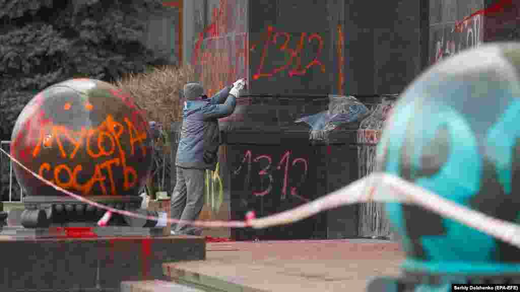 Журналісти та активісти, що промоніторили ціни столичних клінінгових компаній на роботи з відновлення будівлі Офісу президента, зазначали, що все можна прибрати в рази дешевше  