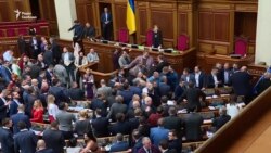 Вигуки «ганьба» і блокування трибуни: як голосували за ринок землі – відео Вигуки «ганьба» і блокування трибуни: як голосували за ринок землі – відео