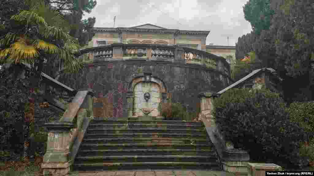 Тим часом багато таємниць палацу досі не розкриті. Так, при встановленні пам'ятника Леніну був виявлений великий резервуар на 250 кубометрів для питної води, а в історичних джерелах збереглися відомості, що з палацу мало не до ялтинської набережної йшов підземний хід, який планувалося використовувати для екстреної евакуації власників маєтку