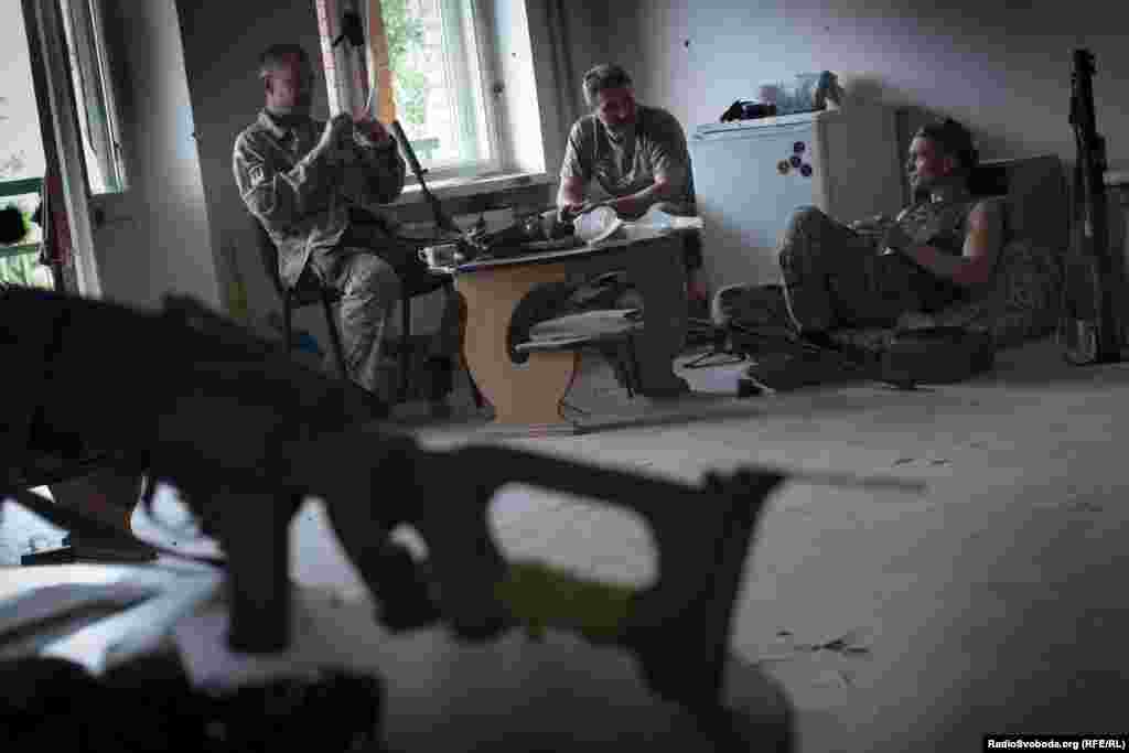 Бійці «Донбасу» чистять зброю всередині однієї з покинутих будівель