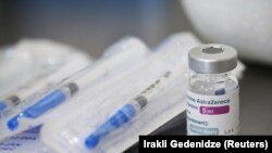 У ВООЗ заявили, що її експерти все ще переглядають дані щодо безпеки вакцини AstraZeneca