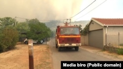 Vatrogasno vozilo u akciji gašenja požara nadomak Podgorice. Crna Gora 11. avgust. 2025.