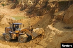 Робітник керує скіповим навантажувачем під час роботи на шахті з видобутку рідкісноземельних металів у Наньчан, провінція Цзянсі, 31 жовтня 2010 року