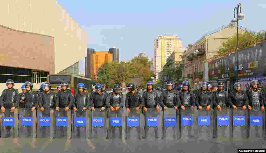 Акцію 19 жовтня у Баку не узгодили з владою. Центр міста оточила поліція, кілька станцій метро зачинили. Також повідомляли про відключення мобільного інтернету в центральній частині Баку. Організатори мітингу 19 жовтня – Національна рада демократичних сил – вимагають звільнення політв’язнів, створення умов для демократичних виборів, скасування ліміту на користування електроенергією і природним газом, відновлення виплати дитячої допомоги і вирішення карабахської проблеми.