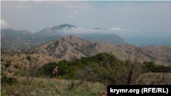 С видом на Карадаг: чем Лисья бухта привлекает туристов (фотогалерея)
