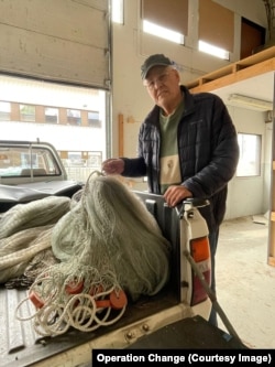 Рыбак на Аландских островах с сетями, которые он решил передать Украине (Аландские острова принадлежат Финляндии, однако там живут преимущественно шведы)