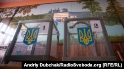 Чоловік кинув запалювальну суміш у виборчій дільниці