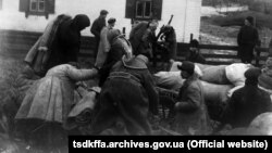Розкуркулення селянського господарства. 1930-ті роки. Україна. Фото з архіву ЦДКФФА України ім. С.Г. Пшеничного