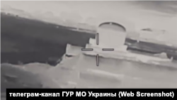 Скриншот с видео ГУР МО Украины, на котором запечатлен вероятный удар по российскому РЛК-МЦ «Валдай» на аэродроме «Джанкой» в Крыму
