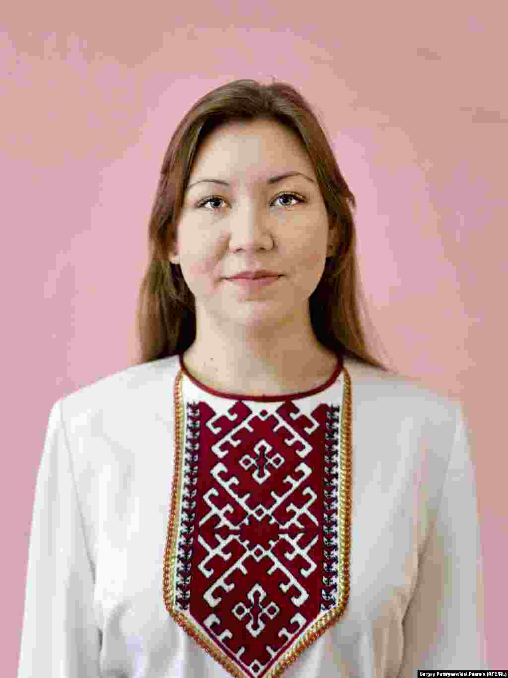 Галиева Настя, 19 лет, студентка II курса "Я свободно говорю на марийском: с мамой-преподавателем марийского языка по другому никак. Мы жили в Татарстане, но около марийской деревни, поэтому в школе и преподают этот язык. Я ни разу не была на молении и вообще, когда живешь вне марийской культуры, начинаешь забывать обряды. Раньше в детстве было стыдно даже разговаривать на марийском. Сейчас совсем по-другому, язык полностью вошел в обиход. Я не особо задумывалась над своей связью с природой, но точно чувствую себя в лесу более спокойно, чем в городе".