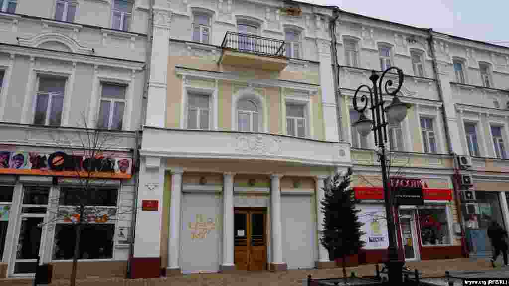 На дверях гарнізонного Будинку офіцерів висить оголошення «Будинок офіцерів тимчасово не працює (до особливого розпорядження)»