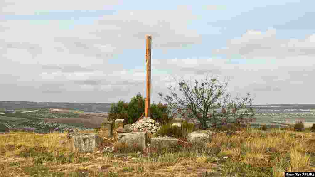 Італійському кладовищу не щастило з моменту його виникнення. Спочатку хтось пошкодив кілька надгробків, а 23 січня 1901 року, за свідченням «Кримського вісника», з каплиці «вкрали розп'яття червоної міді, корону з такої самої міді і нікельовану трубку», у якій знаходилися списки убитих. А у червні 2020 року зруйнували поклінний хрест