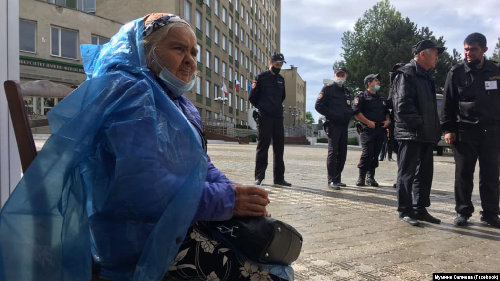 84-річна Зебуре Кубедінова прийшла до будівлі суду в Сімферополі. Однак її, як і інших відвідувачів, не пропустили. За словами очевидців, активісти попросили для неї стілець, принесли склянку гарячого чаю. Зебуре прийшла в дощовику, однак, побачивши велику кількість жінок із дітьми, вона зняла його і попросила віддати кому-небудь з них.   «Зебуре пережила депортацію 1944-го року. І продовжує бачити її в сьогоденні», – написала на своїй сторінці у Facebook активістка ініціативи «Кримська солідарність»