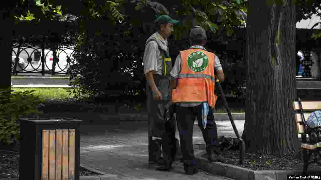 Сотрудники предприятия «Парки и скверы» следят за порядком на бульваре