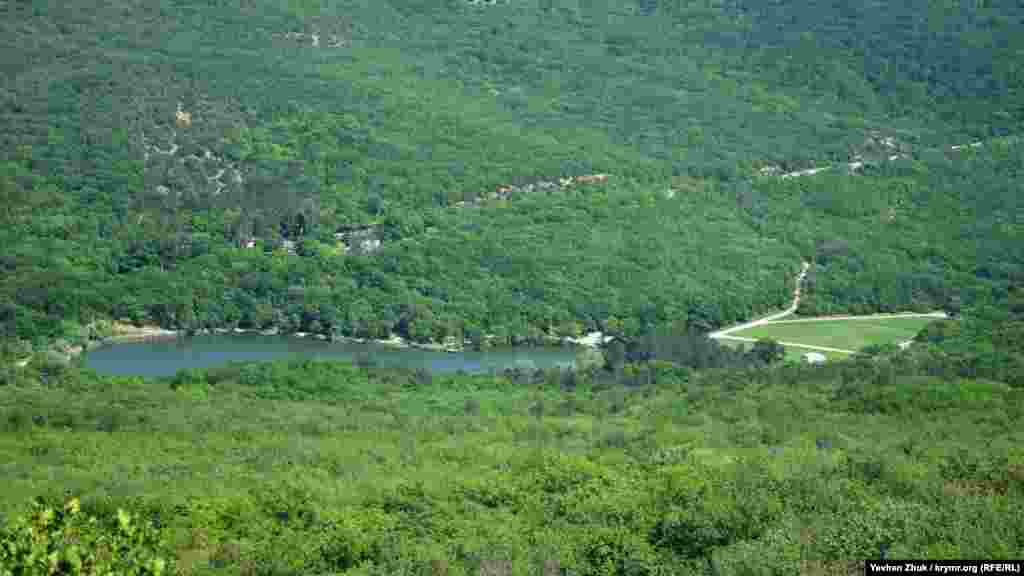 Краєвид на Торопове озеро. З цього ракурсу його можна побачити зі схилу гори Аю-Кая. Озеро штучне, а місцевість навколо в Севастополі називають Тороповою дачею – на честь першого власника. Торопов Мойсей Сергійович – учасник оборони Севастополя 1854-1855 років. Після Кримської війни отримав звання генерал-майора і жив у Севастополі