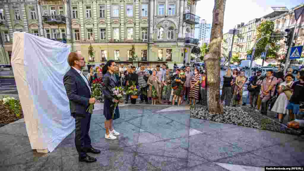 На церемонії відкриття виступила головна редакторка «Української правди» Севгіль Мусаєва. Вона подякувала, зокрема, автору скульптури Назару Білику та міському голові Віталію Кличку. «Пам’ятник і Павло – це якісь несумісні поняття, тому що Павло завжди був про життя, про мить, про радість. Звичайно, мені дуже образливо, що за чотири роки ми не знаємо відповіді на питання, хто це зробив. Але я впевнена, що рано чи пізно ми це дізнаємося», – зазначила вона.