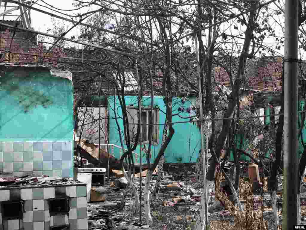 Scene of destruction in Osh's ethnic Uzbek Cheremushky neighborhood -