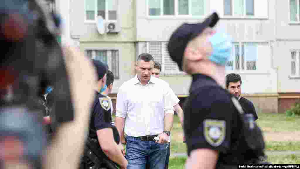 На місце події прибув мер Києва Віталій Кличко. Він повідомив, що частину будинку, в якому стався вибух, демонтують