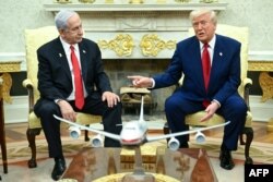 Kryeministri izraelit, Benjamin Netanyahu, dhe presidenti amerikan, Donald Trump, gjatë takimit të tyre në Shtëpinë e Bardhë më 7 prill 2025.