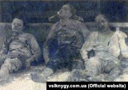 Посмертне фото вояків УПА, позначених цифрами кимось із радянських спецслужб. 1 – Ніл Хасевич – «Бей-Зот», 2 – В’ячеслав Антонюк – «Матвій», 3 – Антон Мельничук – «Гнат». Березень 1952 року. Із альбому «Ніл Хасевич» (Львів, 2010)