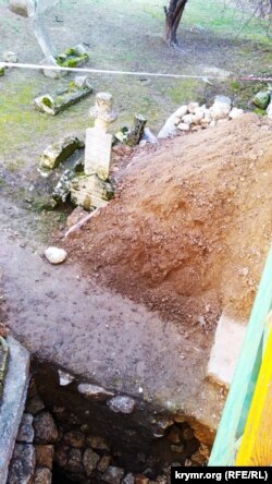 Непрофессиональные раскопки в закрытой части территории Ханского дворца