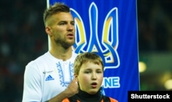 Футболіст «Динамо» Андрій Ярмоленко співає Гімн України під час матчу з донецьким «Шахтарем». Харків, 17 травня 2017 року