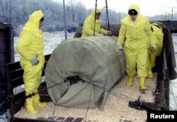 Військовослужбовці проходять тренування щодо переміщення ядерної боєголовки з вагона поїзда на вантажівку неподалік від українського міста Кропивницького (на той час Кіровограда), 7 грудня 1995 року