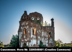 Стародубщина. Руїни собору Успіння Пресвятої Богородиці в Успенському Кам'янському монастирі. Селище Забрама Климівського району. Цегляний собор був зведений в 1776–1779 в стилі українського бароко замість колишнього дерев'яного. (Фото: Николай Смолянкин, № 3200548001 (Creative Commons))