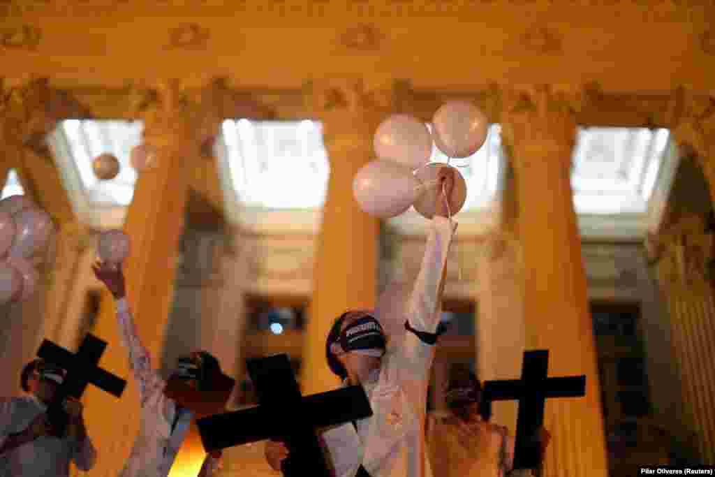 У Ріо-де-Жанейро місцеві лікарі провели акцію пам'яті за загиблими від коронавірусу колегами