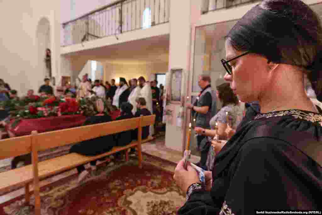 Провести в останню путь загиблих прийшли декілька сотень людей