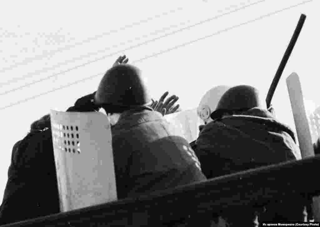 В Мемориале открылась выставка "Москва, 1993. Четырнадцать дней осени", на которой представлены работы фотографа Дмитрия Борко из фотоальбома "1991/1993".