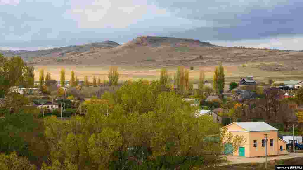 За селом – відроги Внутрішньої гряди Кримських гір