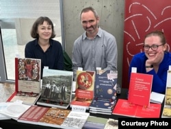 Книги и сотрудники Славянской библиотеки в Праге. Слева направо: Мария Юдина, Лукаш Бабка, Ксения Ковалева.