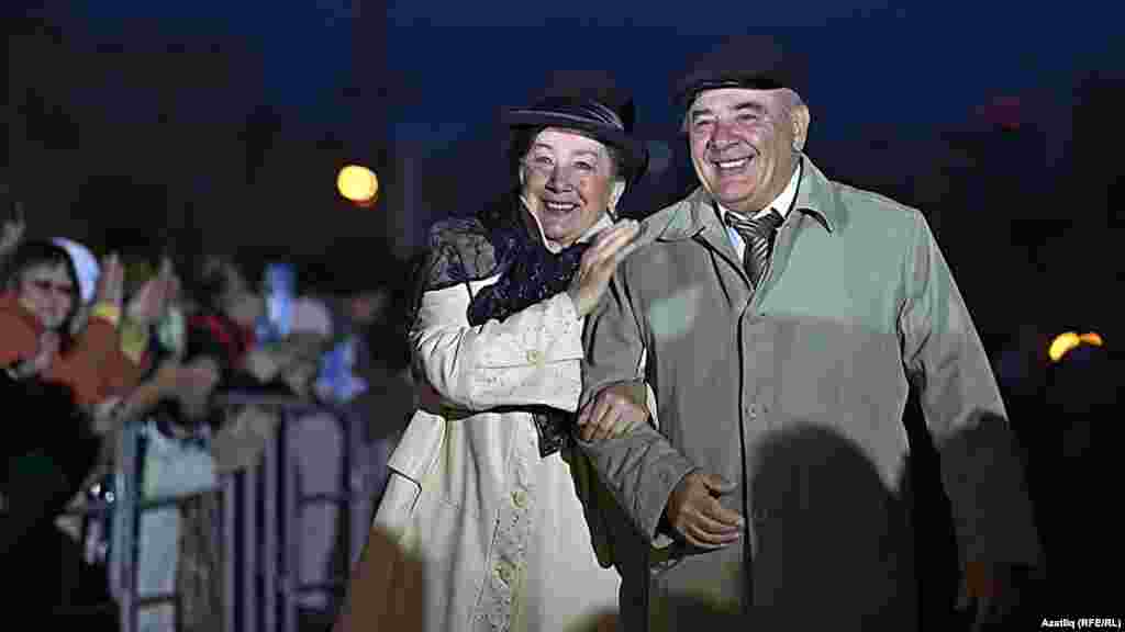 Камал театры каршында яңа сезон ачу тантанасы. Нәҗибә Ихсанова һәм Ринат Таҗетдинов. 