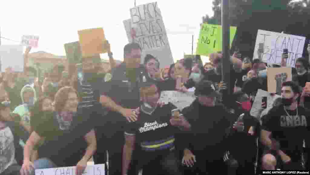 Співробітник поліції Брентвуда приєднується до протестувальників, які вимагають справедливості за смерть Джорджа Флойда. Брентвуд, штат Каліфорнія. 31 травня 2020 року (Фото COURTESY MARC ANTHONY LOPEZ)