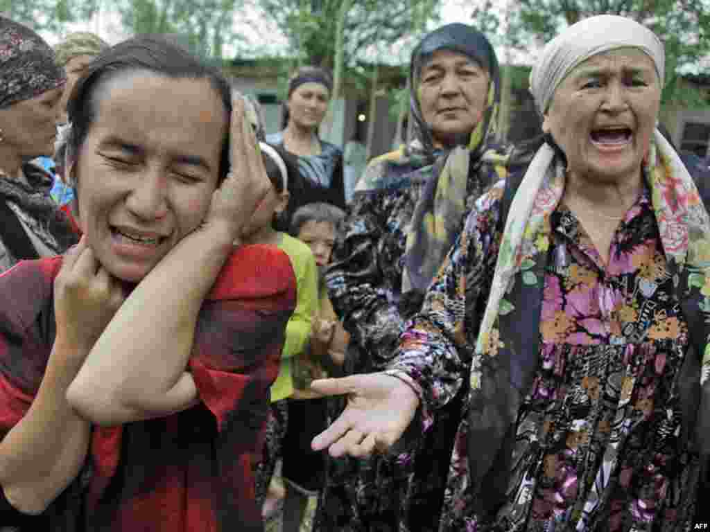 Кыргызстанның көньягында кыргызлар белән үзбәкләр арасындагы чуалышлар вакытында дистәләрчә мең үзбәк торган җирен ташлап киткән.