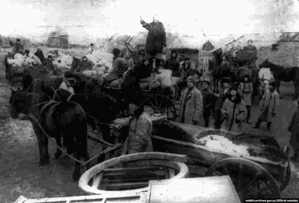 Розпродаж з молотка майна розкуркуленого селянина Мартиненка на «червоному базарі» в селі Удачне Донецької області, 1930–1932 роки